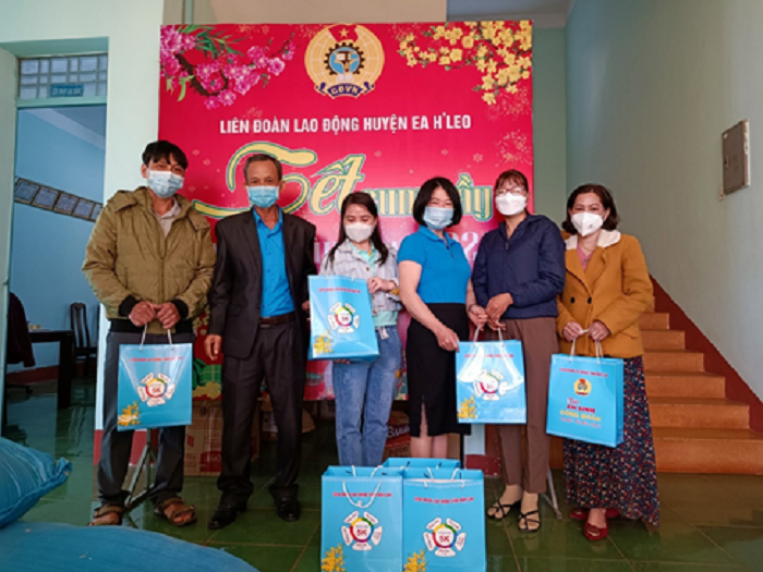 Liên đoàn lao động huyện Ea H’leo trao quà Tết cho đoàn viên Công đoàn khó khăn